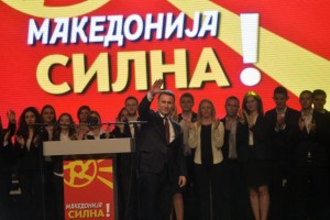 Skopje, 18. maja 2015 - Makedonski premijer i lider VMRO-DPMNE Nikola Gruevski govri na vecerasnjem mitingu podrske vlasti u Skopju. Makedonski premijer i lider VMRO-DPMNE Nikola Gruevski porucio je veceras da nema povlacenja i predaje, te da Makedonija ne moze da dozvoli da ima premijera kao sto je Zoran Zaev, kome su nalogodavci strane tajne sluzbe kojima se on stavio na raspolaganje. Gruevski je Zaevu porucio i da je vecerasnji miting podrske vlasti najbolji dokaz da nije uspeo da je srusi montiranim snimcima i teroristickim bandama. FOTO TANJUG / NEMANJA JOVANOVIC / bb